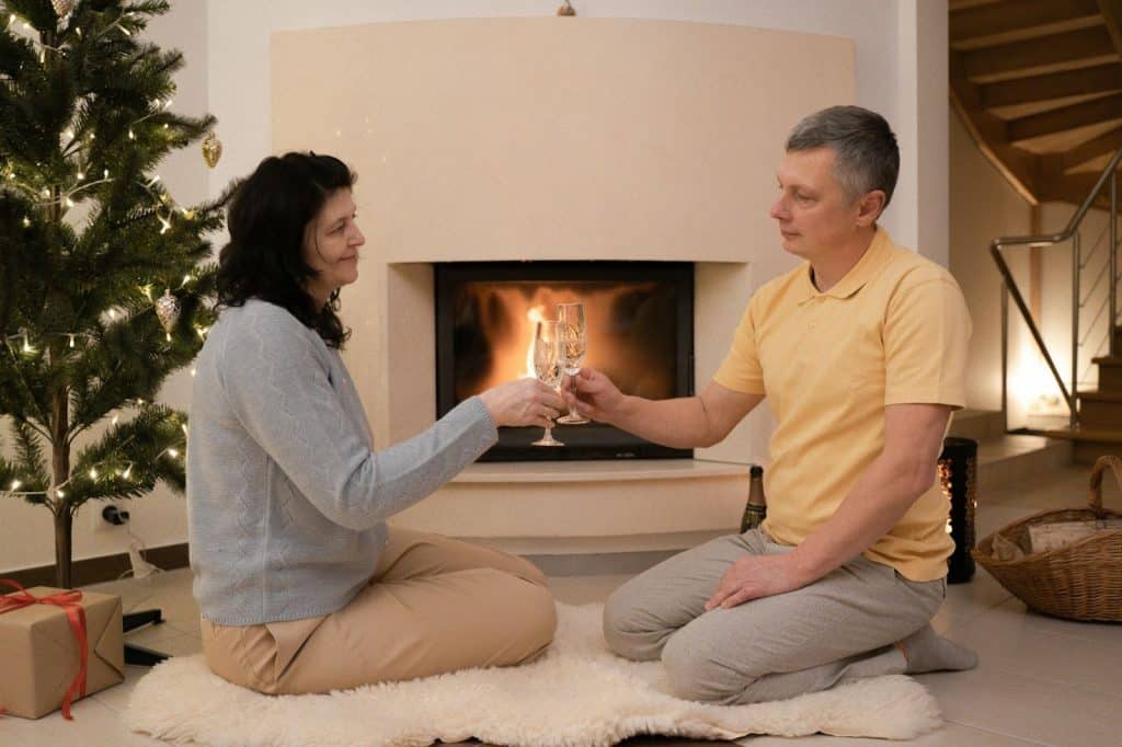 A man and woman toasting their glasses