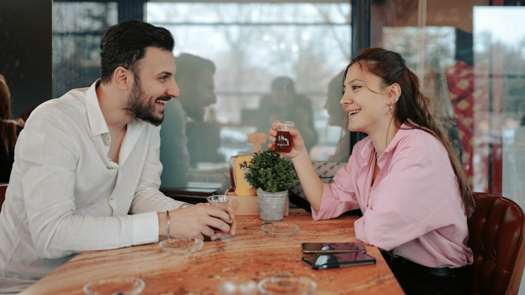 A couple on a restaurant date
