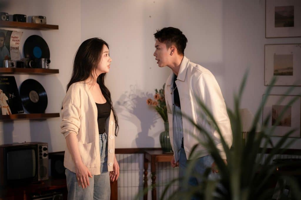 A man saying something to a woman