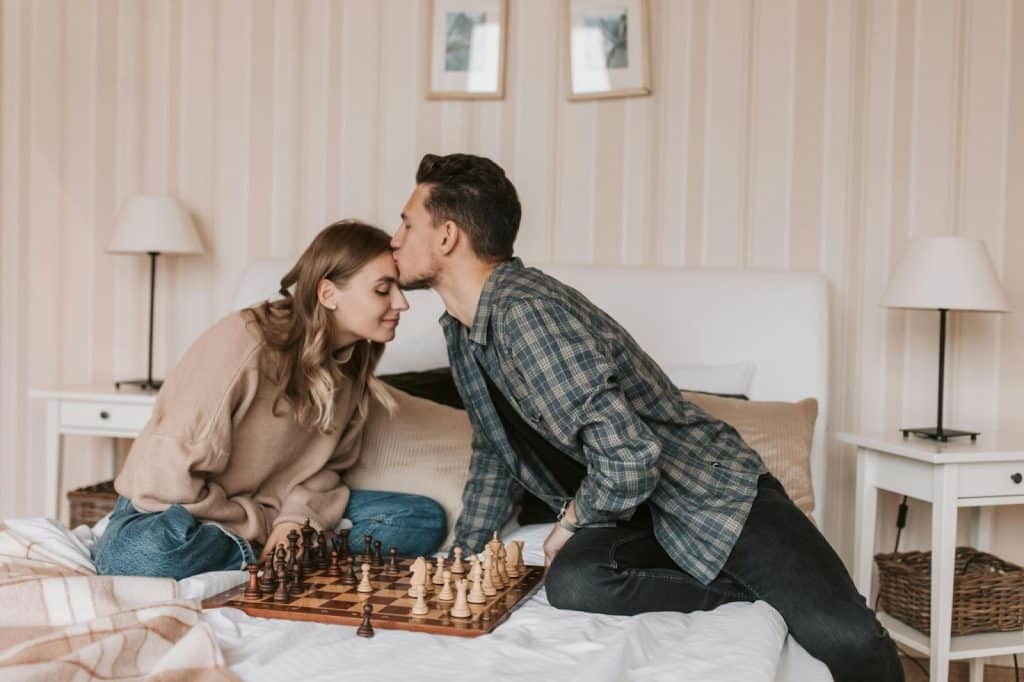 A man kissing a woman’s kiss