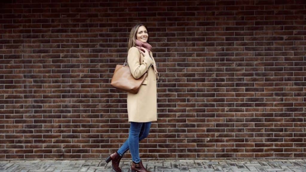 A woman in chic casual fashion walking outdoors