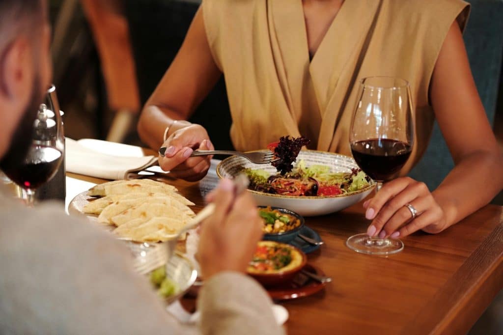 A man and woman dating at the restaurant
