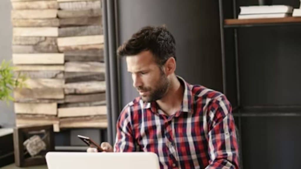 A man turning down a calendar invitation on his phone