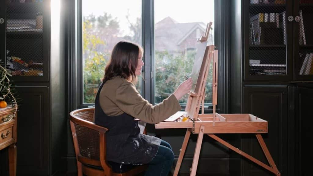 Woman painting while her husband gives her space