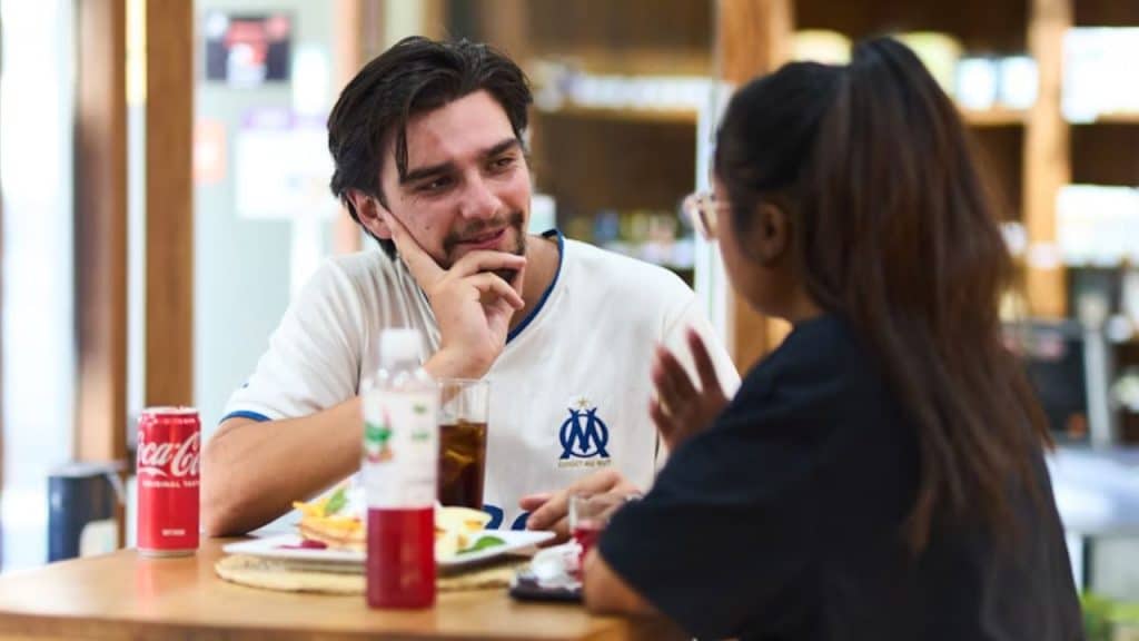 Man showing presence and priority during a conversation