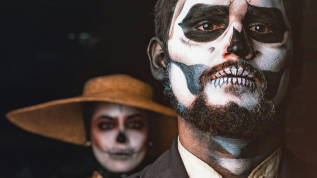 A couple dressed like corpses.
