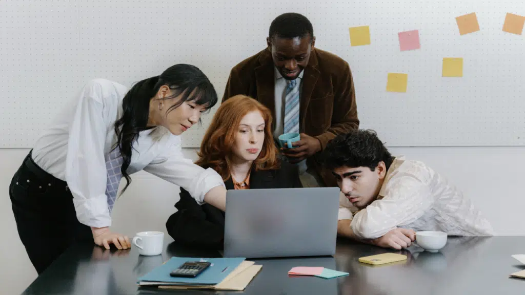 Colleagues giving each other feedback