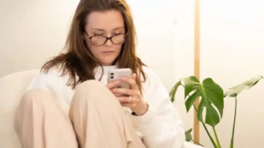 The woman disengaged from her partner, keeping her emotions private.