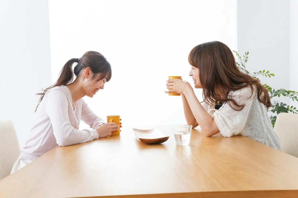 The friends are spending time with each other in a café.