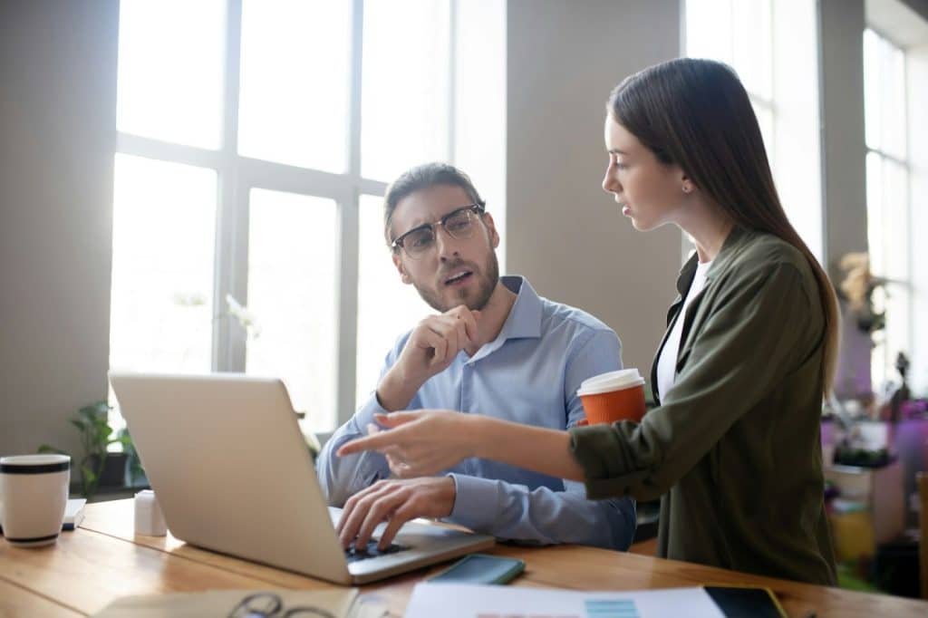 A woman observing a man’s reaction
