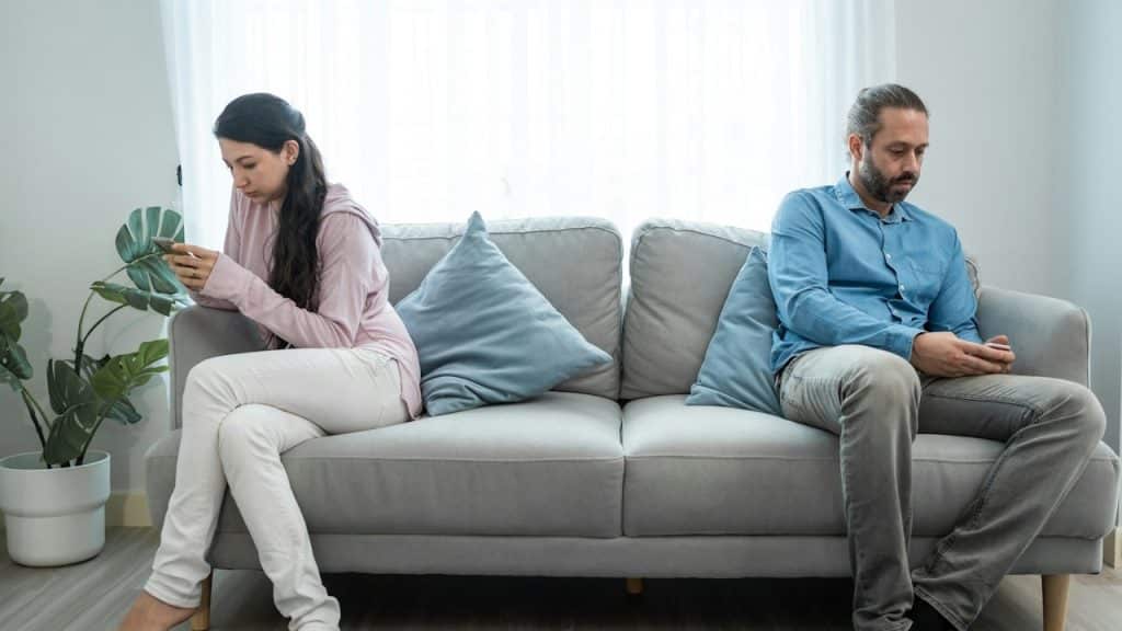 A phone-addict couple don't pay attention to each other.