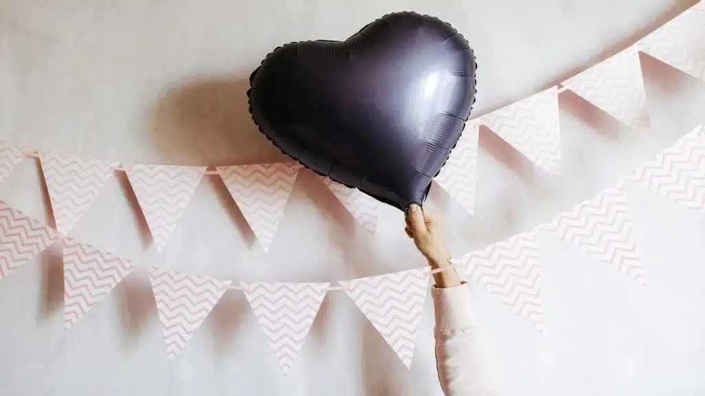 A balloon with pink garlands