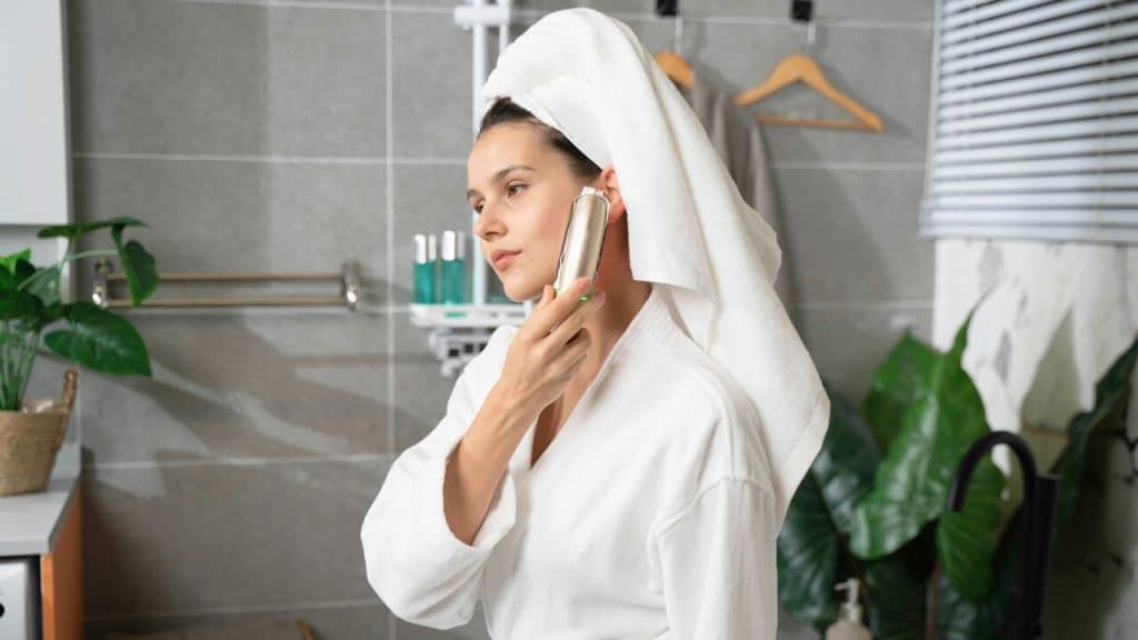 A woman doing her skincare