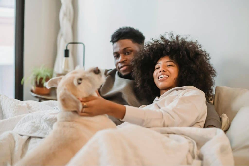 A man does not engage in a conversation with woman