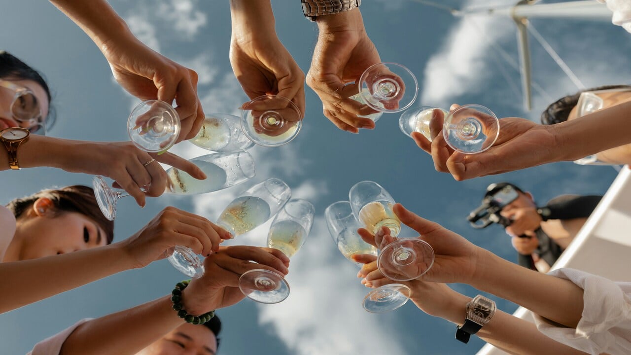 People toasting their champagne glasses