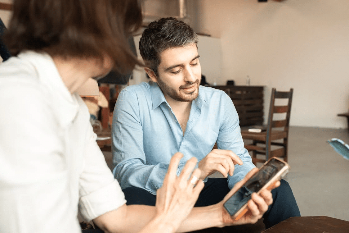 Man and woman with smartphone