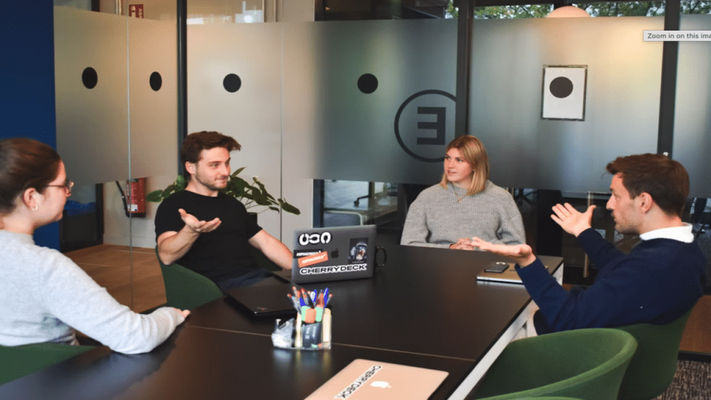 Colleagues giving each other feedback