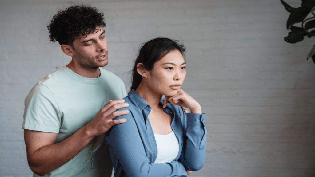 A man apologizing to his girlfriend
