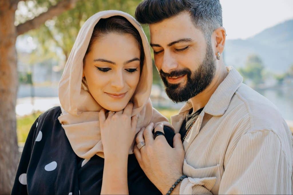 A man holding a woman’s shoulder