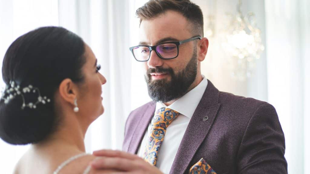 A man praising the beauty of his wife.