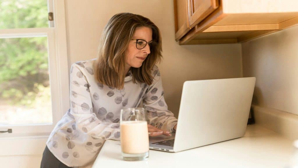 A mature woman looking for a job