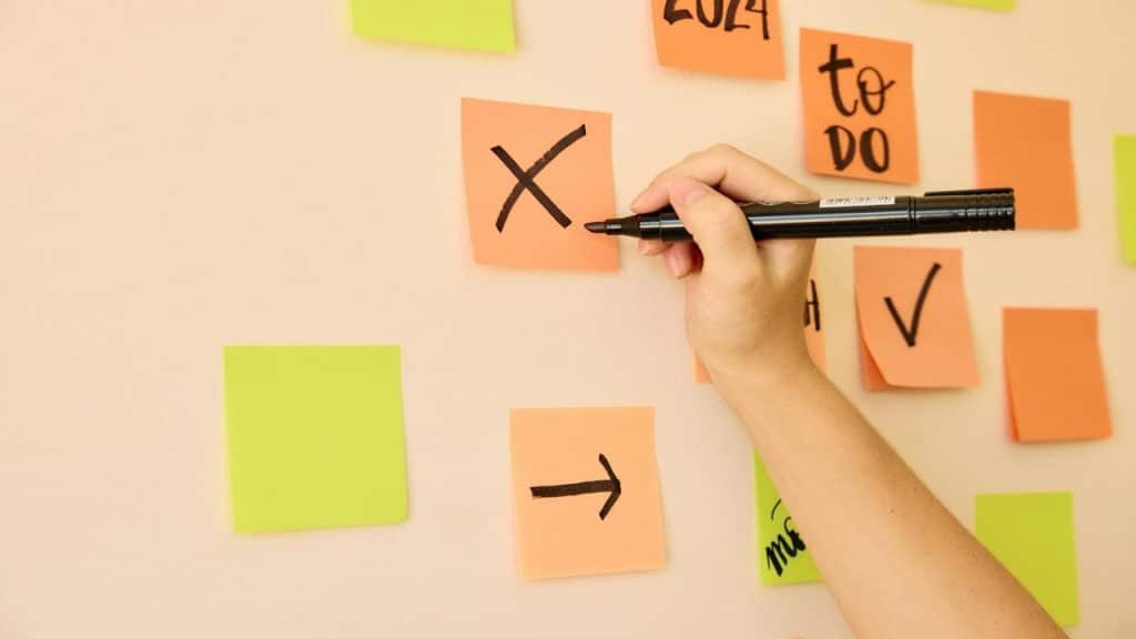 A person writing on post-its