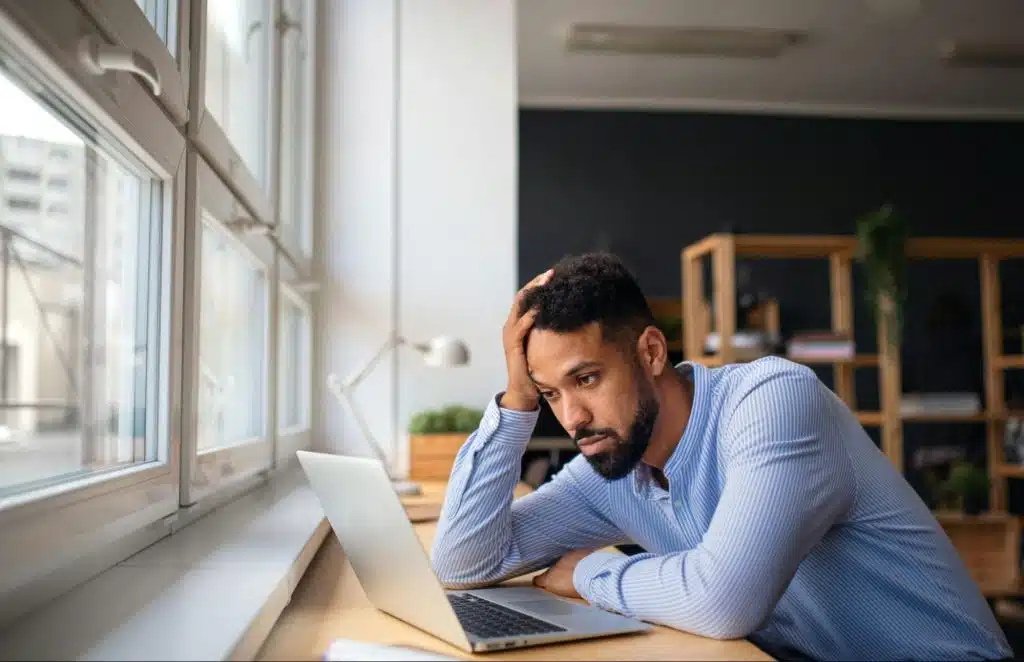 A man can’t focus working