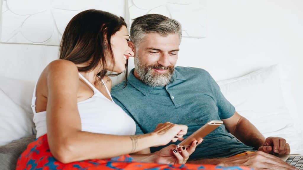 A couple looking at something on the phone