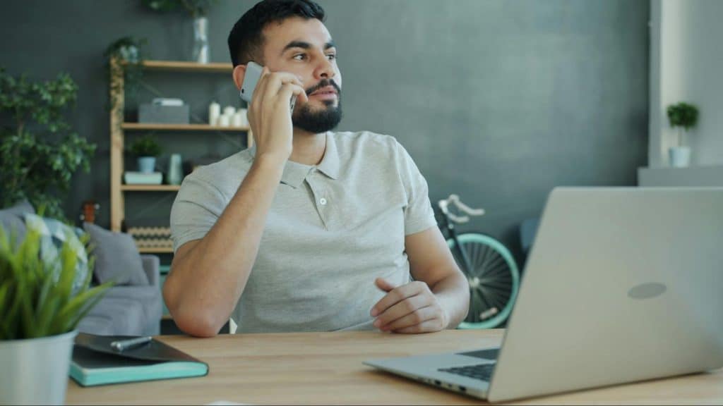 A man calling a woman from a mobile phone