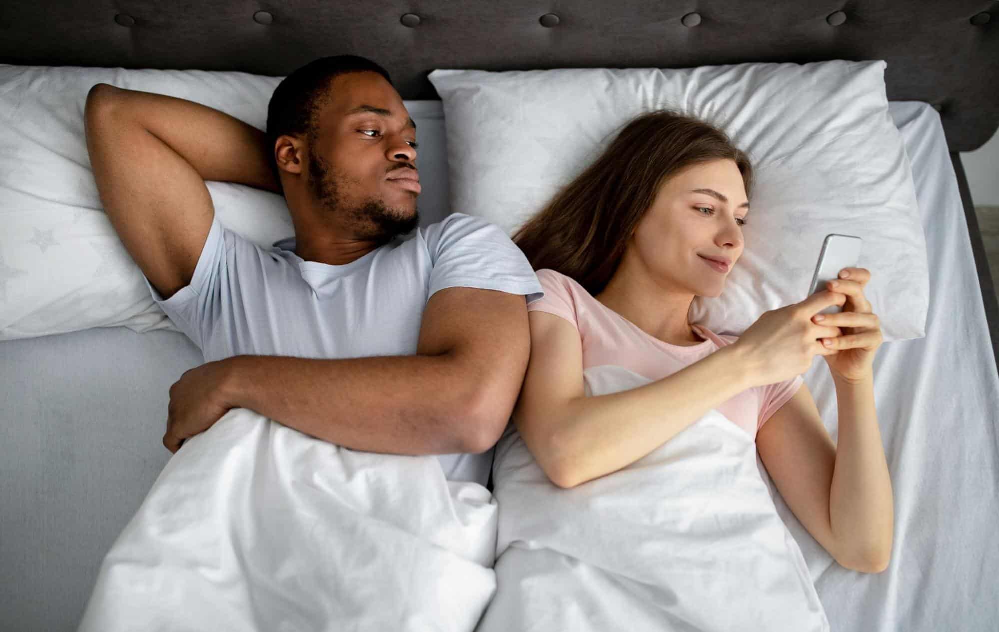 A man looking at the woman’s phone