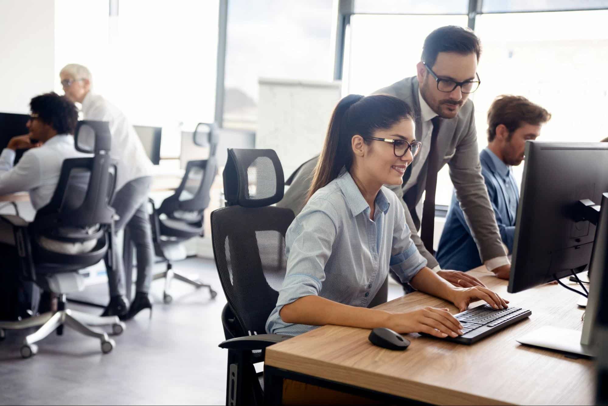 A man trying to give solution to woman’s problem at work