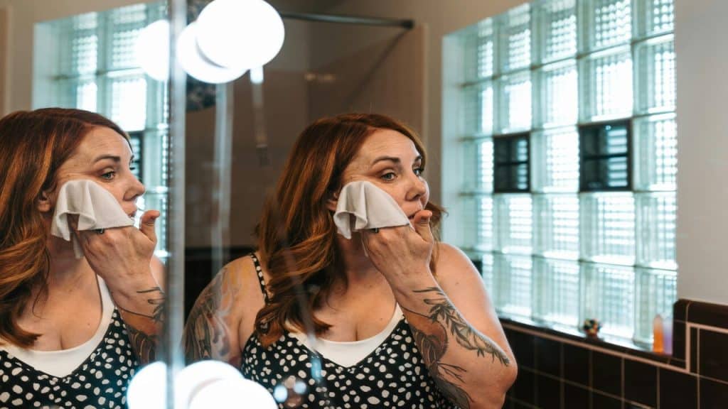 A woman doing her skincare
