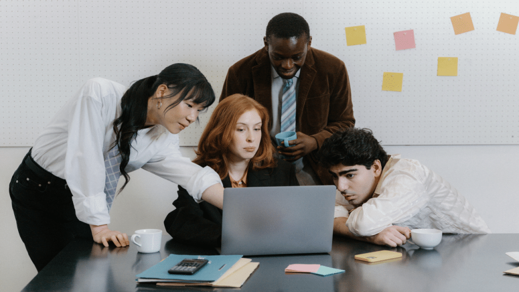 Colleagues giving each other feedback