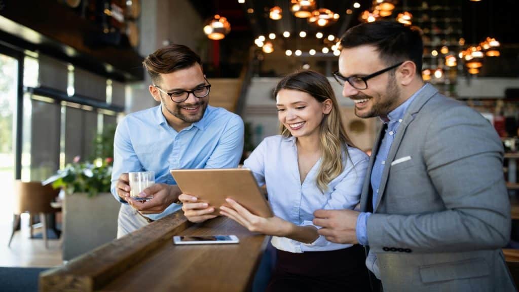 Colleagues talking at a cafe