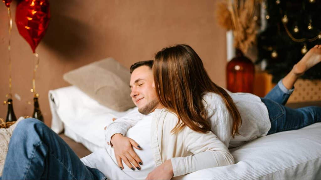 Woman kissing a man to acknowledge effort
