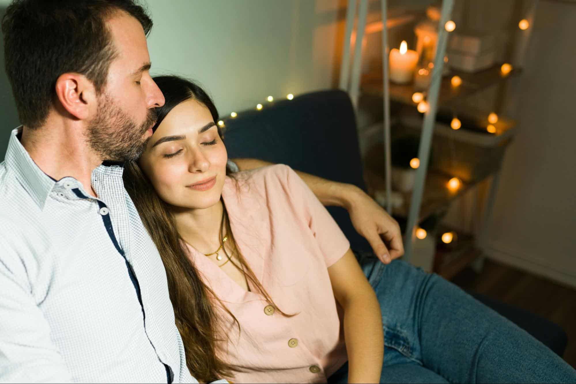 A man kissing a woman‘s forehead
