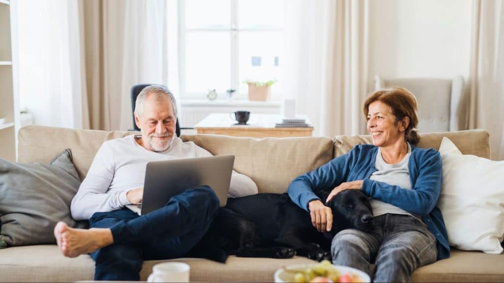 An old couple at the couch