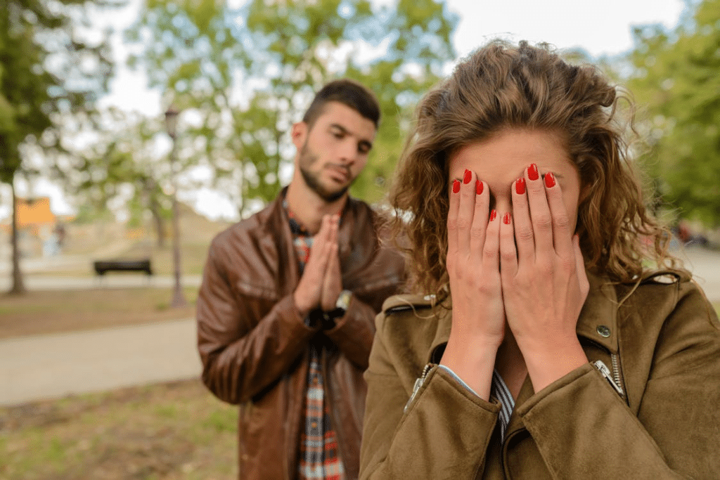 Man apologizing to upset girlfriend