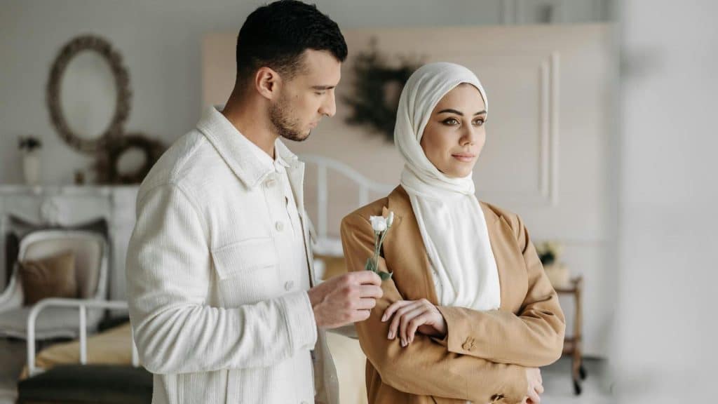 A man giving a woman white flowers.