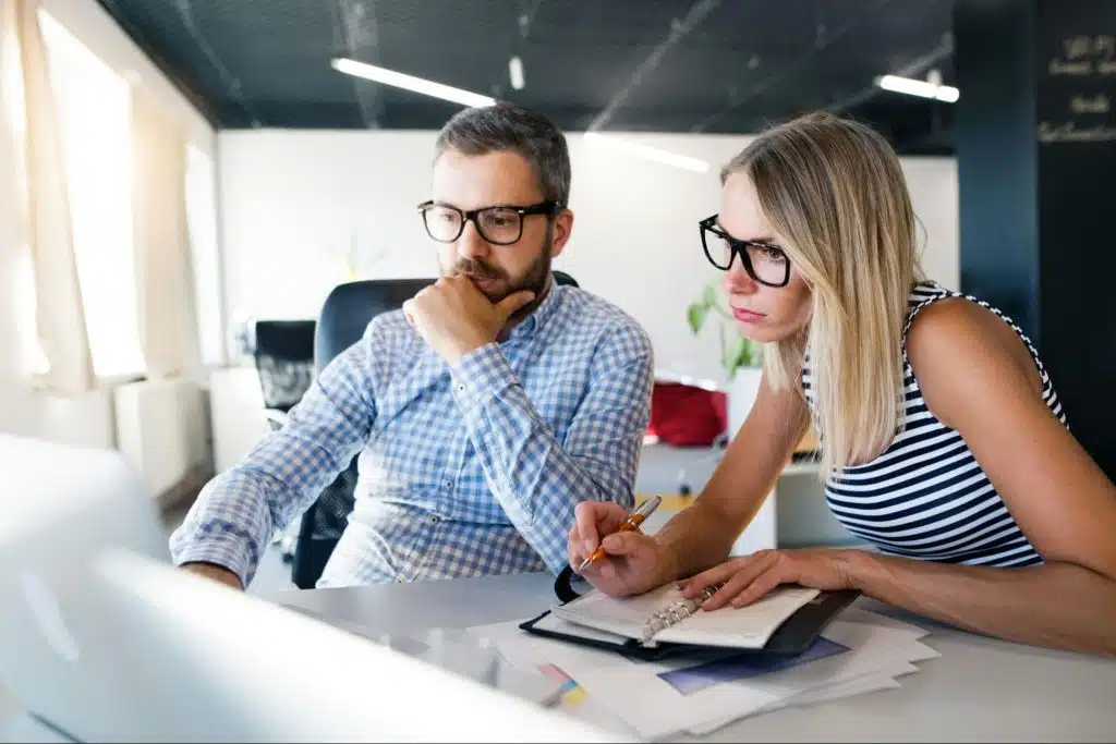 A man questioning woman about work