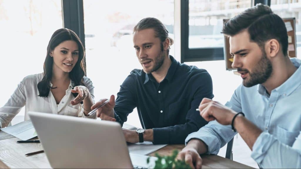 A man giving advice to his colleagues