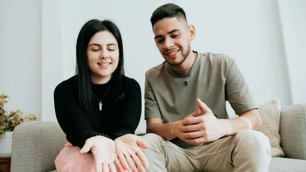 A woman explaining something to a man 