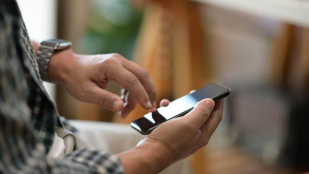dating app scrolling