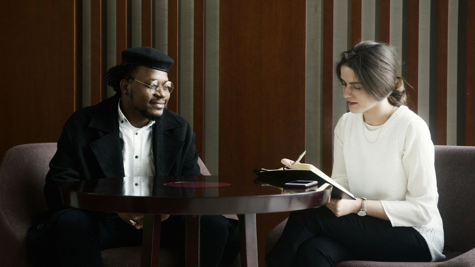 Woman pretending to read so she could avoid man’s question