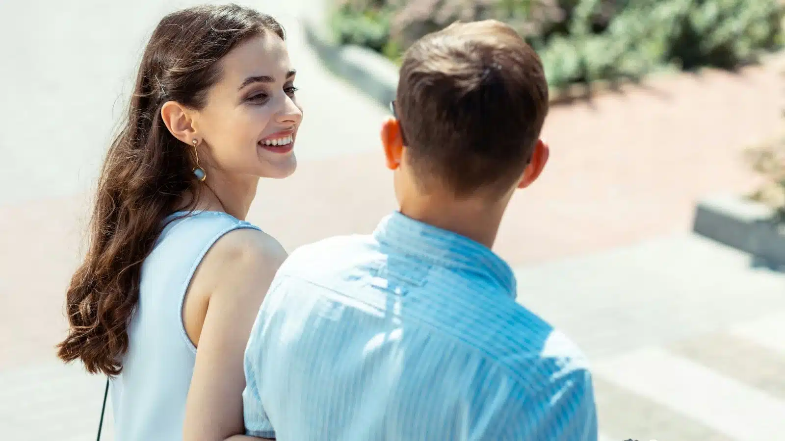 Woman smiling to a man