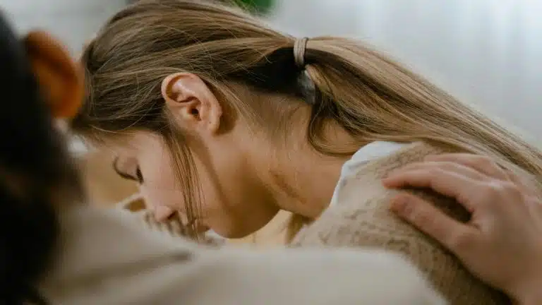 17 Signs She’s Losing Interest — And You’re Missing Them - The Modest Man