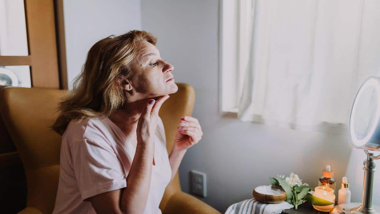 A woman doing her skincare