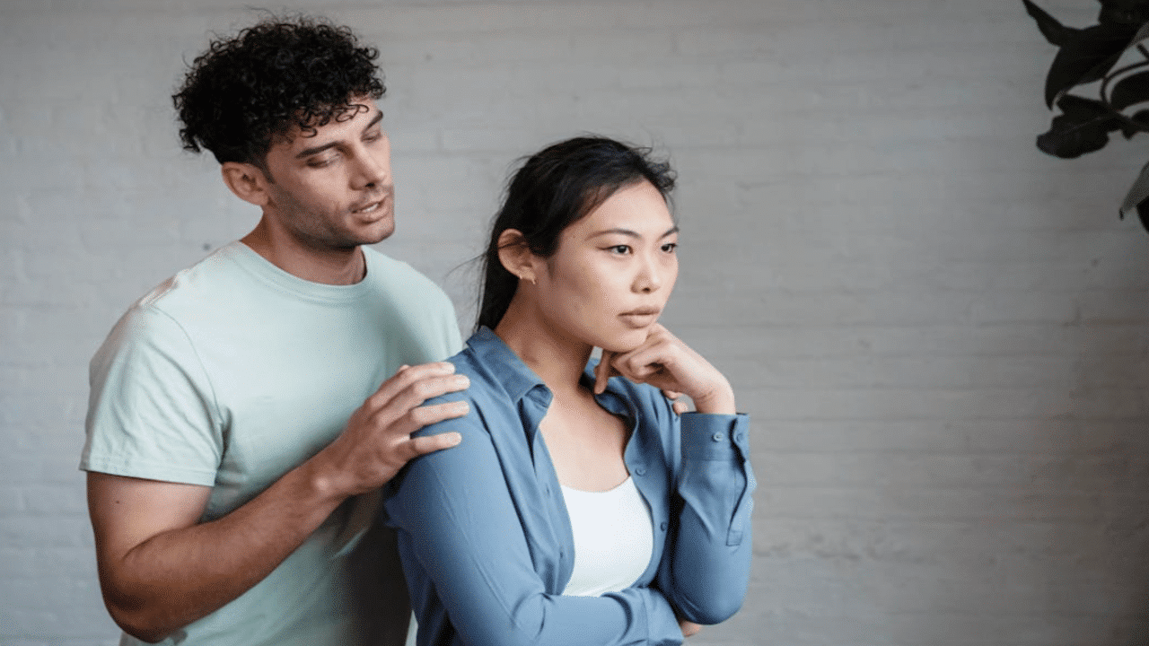 A man apologizing to his girlfriend