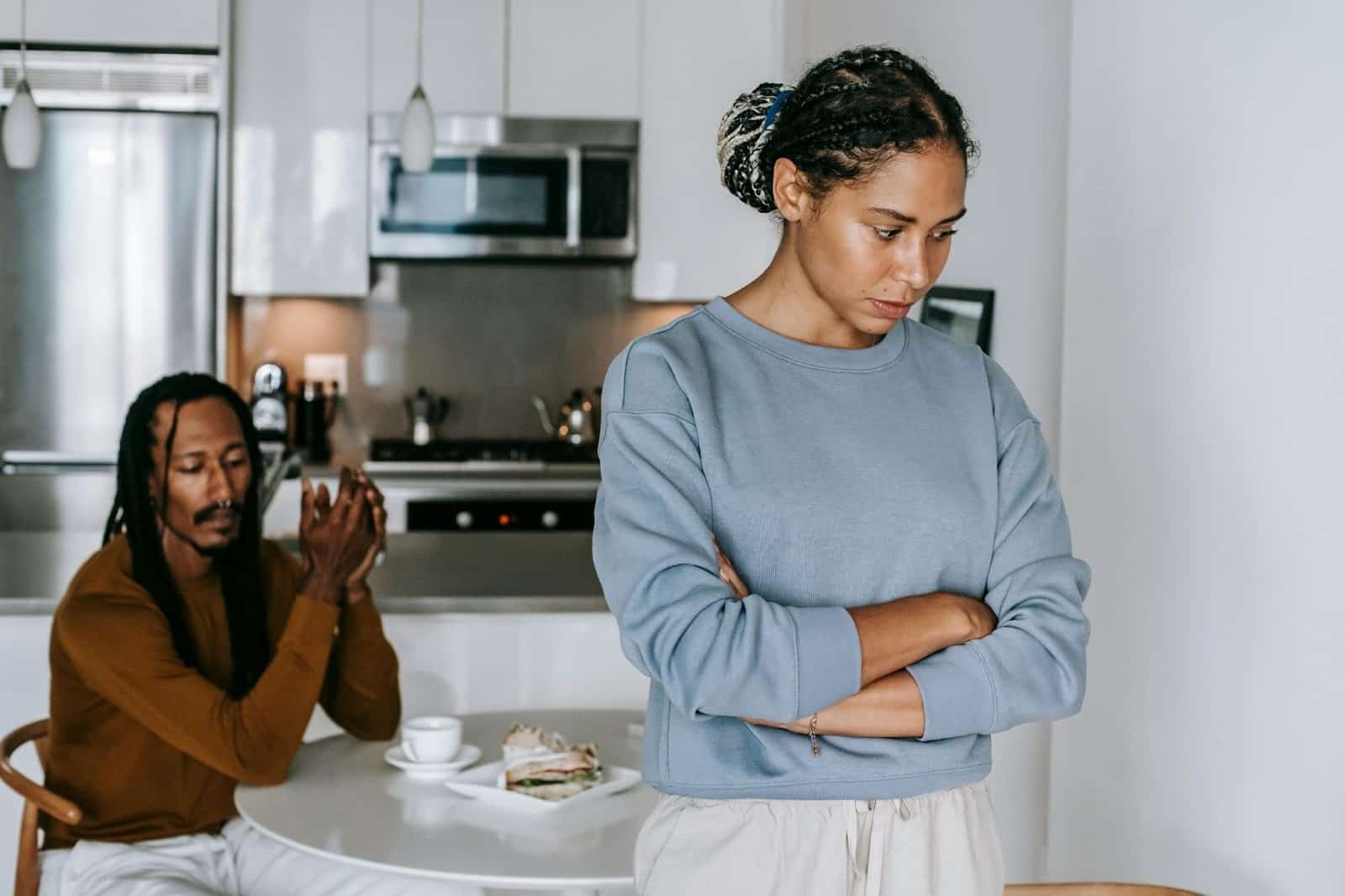 A woman thinking about her boyfriend’s behavior