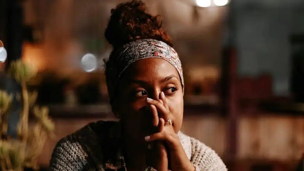 A woman wearing a band sitting on a chair.